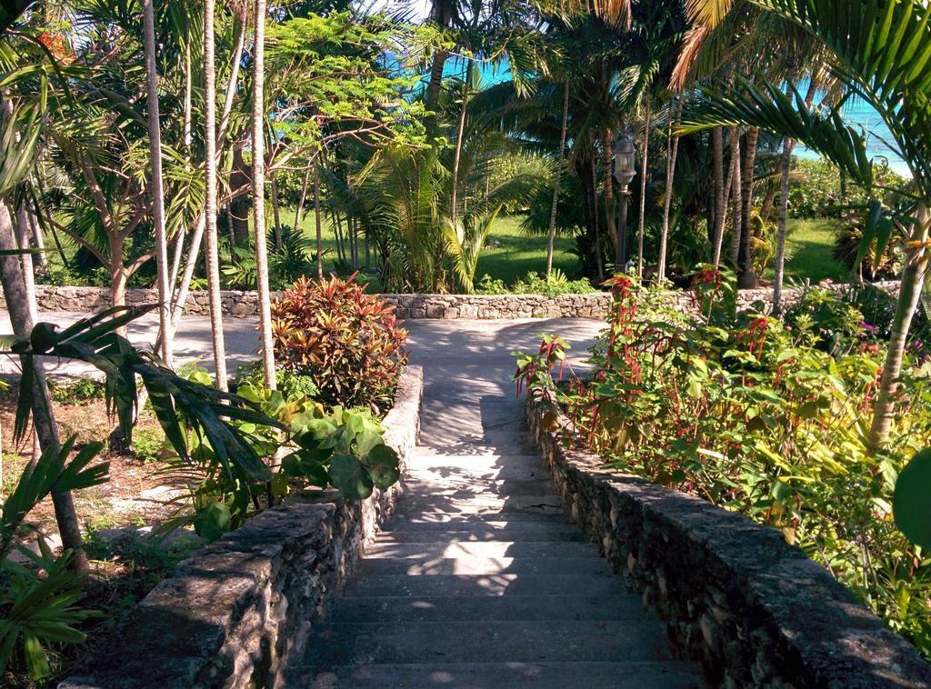 Orange Hill Beach Inn Nassau Exterior photo