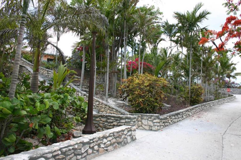 Orange Hill Beach Inn Nassau Exterior photo